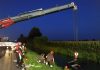 Sbanda e finisce nel canale pieno d’acqua, illeso