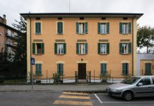 Si ferisce a un occhio e fa causa al Comune