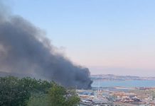 Vasto incendio al porto di Ancona, in fiamme capannoni