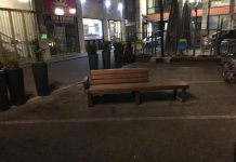 Bivacchi molesti, i residenti chiedono di togliere la panchina in piazza 80° Fanteria