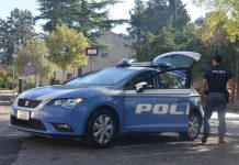 Perde la pazienza con il venditore e per cacciarlo gli punta la pistola