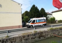 Finge di chiedere informazioni ma rapina l’anziana del Rolex