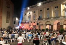 Asola, successo per il concerto tributo ai Queen e a Freddie Mercury dei ‘Vipers’ per la rassegna Serate Asolane in piazza XX Settembre