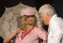 Nicola De Buono: dai copioni surreali di Dario Fo all’umorismo televisivo di Vianello Nicola De Buono con Debora Caprioglio