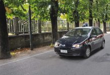 Cerca di sfilare l’arma a un carabiniere: arrestato