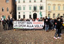 In 200 alla protesta dello sport virgiliano: ”Lasciateci lavorare” piazza