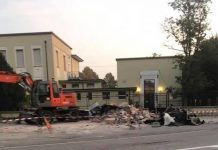 Roncoferraro, demolita la vecchia edicola in fregio al rondò