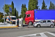 Auto capotta sul rondò a Castiglione: caos all’uscita delle scuole