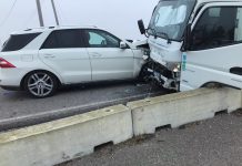 Scontro tra due auto e il camion della spazzatura: cinque feriti a Moglia