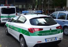 Sanzionatio 15 studenti senza mascherina L'arrivo degli agenti della Polizia al passante