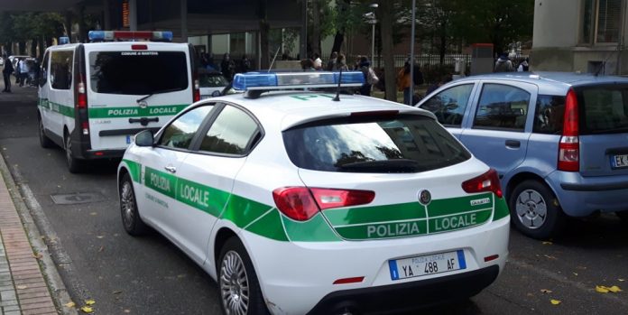 L'arrivo degli agenti della Polizia al passante