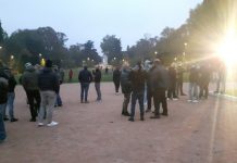 Una cinquantina al raduno “clandestino” in piazza Virgiliana