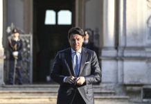 Conte firma il nuovo Dpcm, Regioni chiedono confronto sui dati