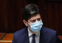 Coronavirus, Speranza firma ordinanza “Stop agli allevamenti di visoni”