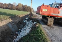 Consorzio di bonifica al lavoro per riparare una frana in un canale