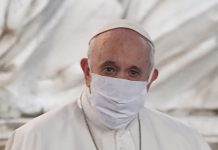 Papa “Vicino a medici e infermieri, grazie per la tenerezza”