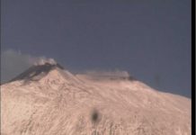 Etna di nuovo in eruzione, esplosioni e lava