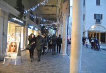 Domenica in zona gialla. Centro affollato, fin troppo