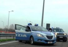 Automobilista scende dall’auto e picchia un pedone