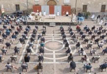 Castel Goffredo, in Municipio la gigantografia artistica della messa in piazza col vescovo in ricordo dei defunti per Covid