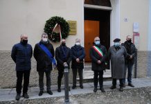 Una corona davanti alla Sinagoga di via Govi