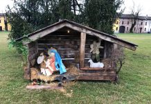 Danneggia il presepe e poi si pente