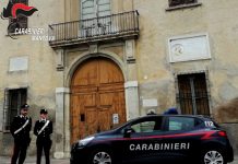 Vandali minorenni, pietre e petardi contro un portone: 4 denunciati