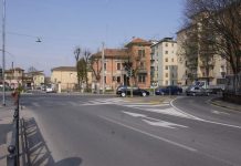 Investita da un’auto-pirata si rialza e va al lavoro