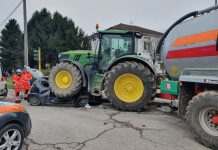 Incastrata nell’auto sotto un trattore: salva