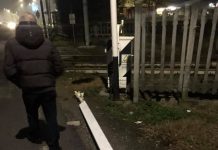 Due ciclisti abbattono la barriera del passaggio a livello di via Cremona