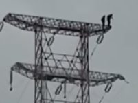 Si lanciano dal traliccio dell’alta tensione a Viadana: volo da 100 metri