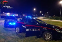 Ruba un paio di scarpe al centro commerciale, denunciato per furto