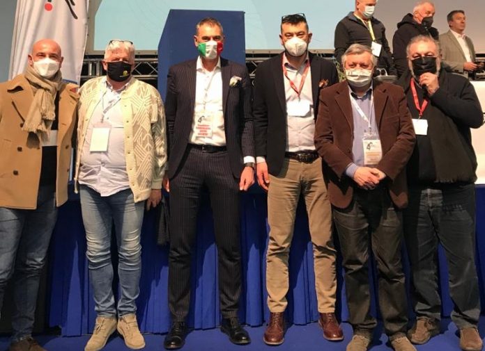 Benhur Tondini (terzo da sx) con la delegazione mantovana