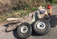 Giovani raccolgono e differenziano i rifiuti abbandonati