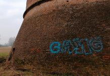 Scritte sulle mura. Sindaco furioso: “Dobbiamo amare il paese”