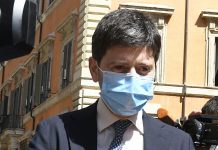 Covid, Speranza: “Lavoriamo a green pass ma serve ancora prudenza”