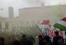 Corteo “Io apro” a Roma, tensione manifestanti-forze dell’ordine