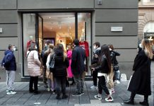 Sale la fiducia dei consumatori e delle imprese