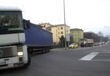Sbanda in via Brennero per un malore e finisce fuori strada