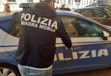 Coltello alla gola per 25 euro: 17enne nei guai