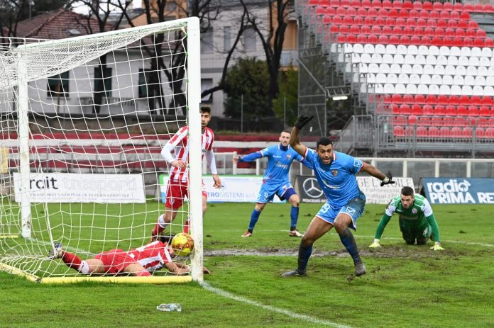 Uno dei due gol di Cheddira all'andata