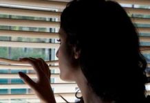 In attesa del processo perseguitava la ex senza tregua (e senza vestiti). Arrestato