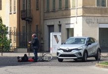Anziano investito in bici in piazza Cavallotti, illeso
