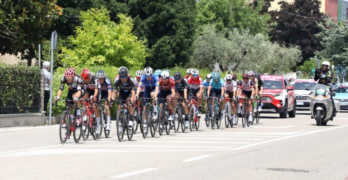 Il gruppone transita per le strade di Castel Goffredo