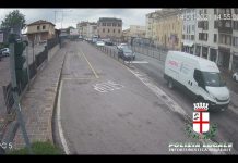 Guida ubriaco: abbatte il semaforo con l’auto e gli ritirano la patente