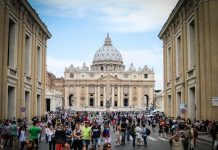 Tutta l’Italia in zona bianca, via le mascherine all’aperto