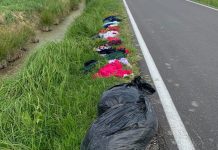 Discarica a cielo aperto: chili di rifiuti abbandonati lungo i fossi