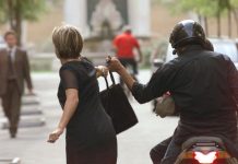 Scippatori in azione: due donne derubate al volo in periferia