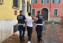 In casa 35 grammi di cocaina ed hashish, arrestato pusher pluripregiudicato