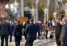 Carrà, un applauso infinito per l’ultimo saluto alla regina della tv